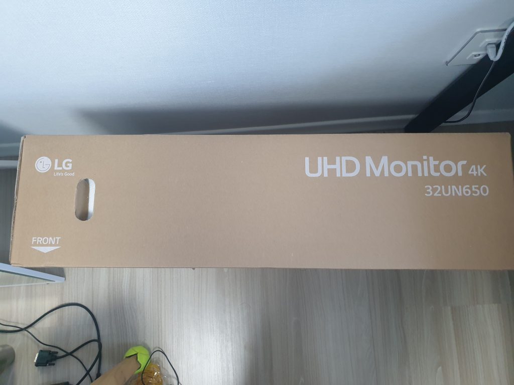 UHD 모니터 - 택배 포장 사진 - LG 4K 모니터 32UN650